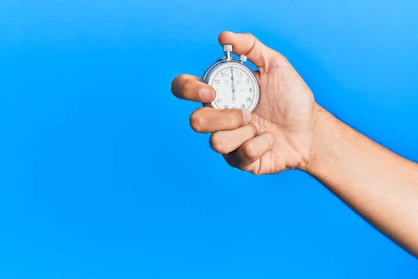 Zole Edilmiş Mavi Arka Plan Üzerinde Kronometre Kullanan Spanyol Bir — Stok fotoğraf