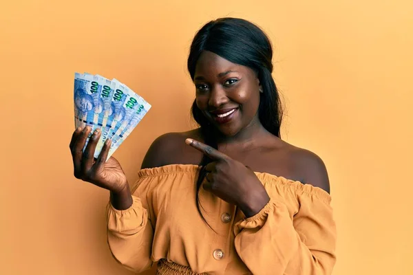 Afričanky Mladá Žena Drží Jihoafrický 100 Rand Bankovky Úsměvem Šťastný — Stock fotografie