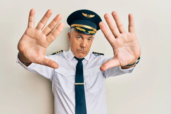 Stilig Medelålders Mogen Man Bär Flygplan Pilot Uniform Gör Ram — Stockfoto