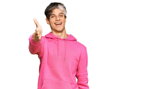 Junger Hispanischer Mann Lässigem Rosafarbenem Sweatshirt Freundlich Lächelnd Und Handschlag — Stockfoto