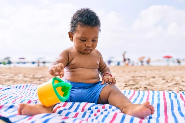 Adorable Niño Afroamericano Jugando Con Juguetes Sentados Arena Playa — Foto de Stock