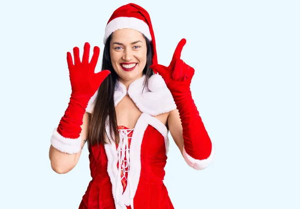 Νεαρή Όμορφη Καυκάσια Γυναίκα Φορώντας Κοστούμι Santa Claus Δείχνει Και — Φωτογραφία Αρχείου