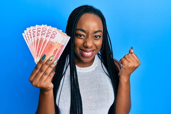 Joven Mujer Afroamericana Sosteniendo 100 Billetes Noruegos Gritando Orgullosa Celebrando —  Fotos de Stock