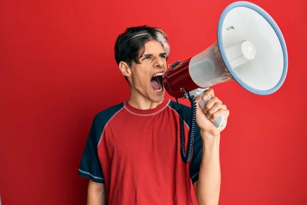 Jovem Gritando Com Raiva Energia Através Megafone — Fotografia de Stock