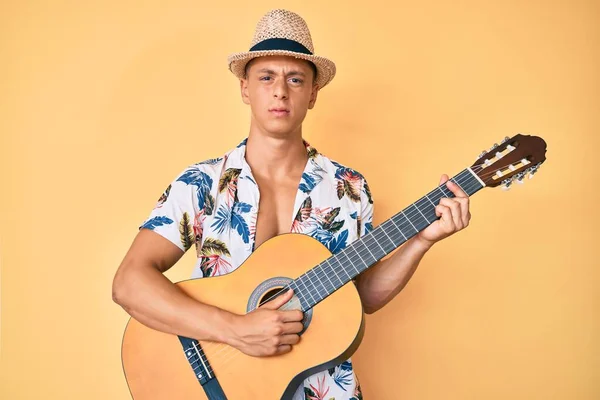 Ung Spansk Pojke Sommarstil Spelar Klassisk Gitarr Skeptisk Och Nervös — Stockfoto