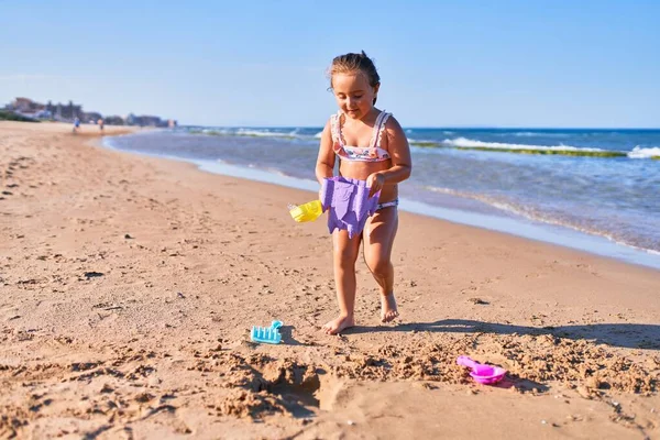 Schattig Blond Kind Bikini Zandkasteel Bouwen Met Emmer Schop Aan — Stockfoto