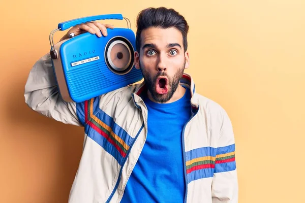 Jovem Homem Bonito Com Barba Ouvindo Música Usando Boombox Vintage — Fotografia de Stock