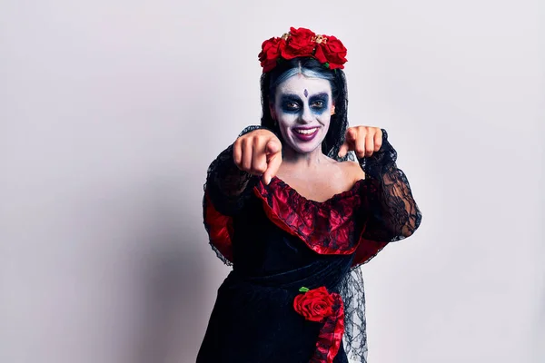 Mladá Žena Mexickém Dni Mrtvého Make Upu Ukazuje Prstem Tebe — Stock fotografie