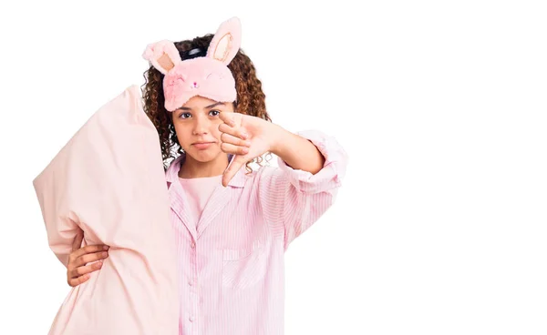 Hermosa Niña Con Pelo Rizado Con Máscara Sueño Pijama Sosteniendo — Foto de Stock