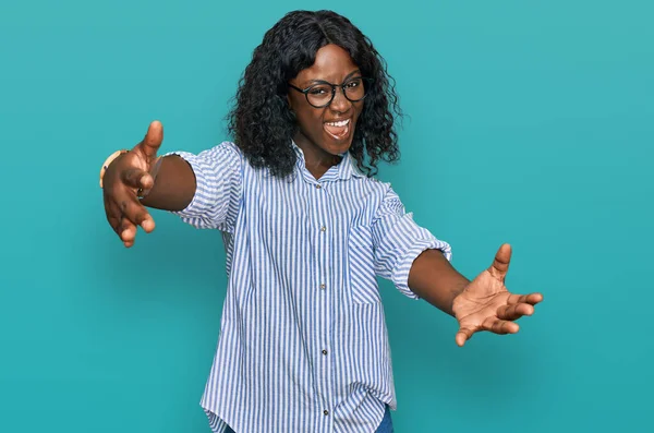 Gyönyörű Afrikai Fiatal Alkalmi Ruhát Szemüveget Visel Miközben Kamerát Nézi — Stock Fotó