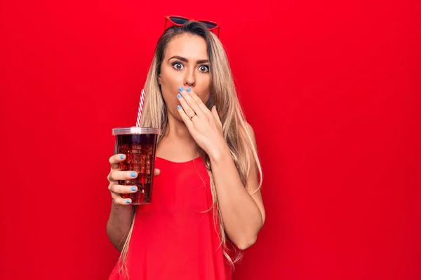 Schöne Blonde Frau Trinkt Cola Getränk Erfrischung Mit Stroh Über — Stockfoto