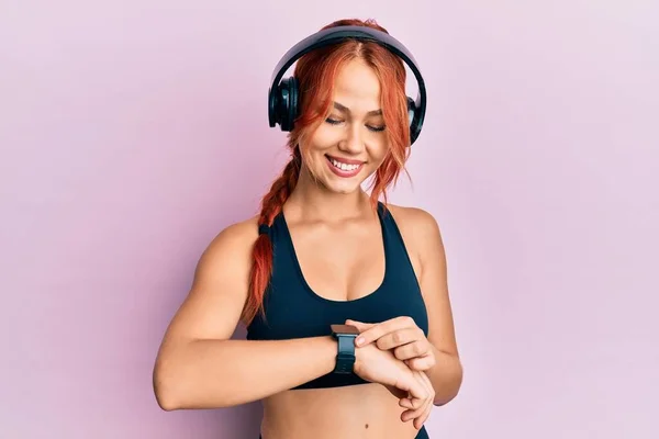 Ung Vacker Rödhårig Kvinna Gympakläder Med Hörlurar Och Smart Klocka — Stockfoto
