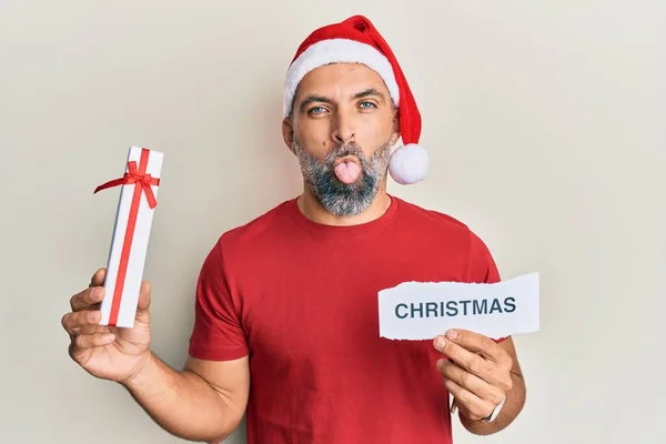 Hombre Guapo Mediana Edad Con Sombrero Navidad Sosteniendo Regalo Que — Foto de Stock