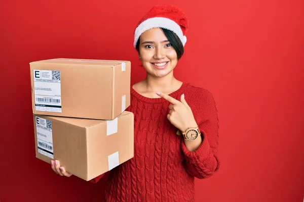 Mulher Bonita Com Cabelo Curto Usando Chapéu Natal Segurando Pacotes — Fotografia de Stock