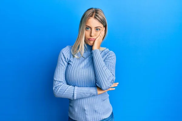 Bella Donna Bionda Che Indossa Abiti Casual Pensando Che Sembra — Foto Stock