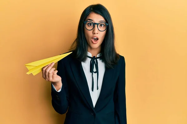 Hermosa Asiática Joven Mujer Negocios Sosteniendo Avión Papel Para Viaje — Foto de Stock