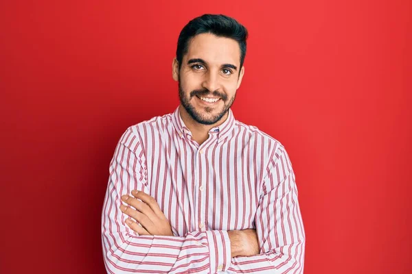 Jovem Hispânico Vestindo Camisa Negócios Rosto Feliz Sorrindo Com Braços — Fotografia de Stock