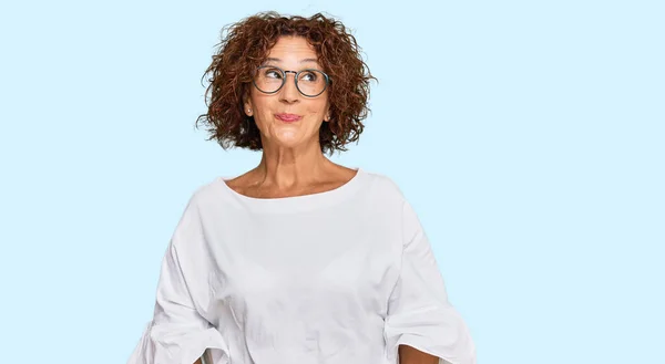 Schöne Reife Frau Mittleren Alters Trägt Lässige Kleidung Und Brille — Stockfoto