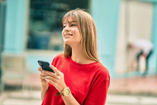 Vit Tonåring Flicka Ler Glad Med Hjälp Smartphone Staden — Stockfoto