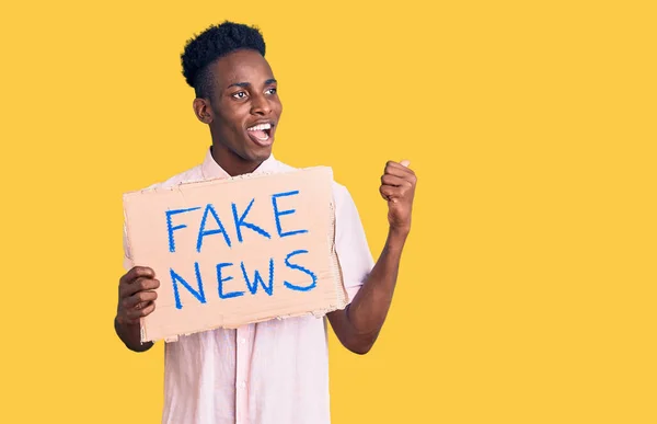Ung Afrikansk Amerikansk Man Håller Falska Nyheter Banner Pekar Tummen — Stockfoto
