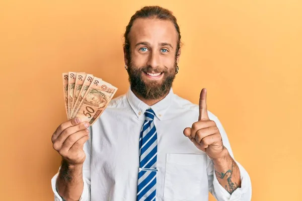 Hombre Negocios Guapo Con Barba Pelo Largo Sosteniendo Billetes Reales —  Fotos de Stock