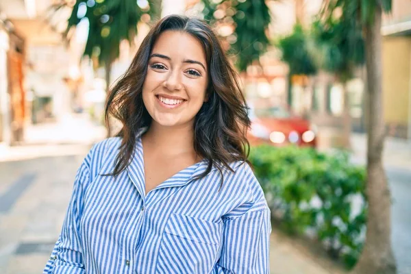 Pebisnis Muda Hispanik Tersenyum Bahagia Berjalan Kota — Stok Foto