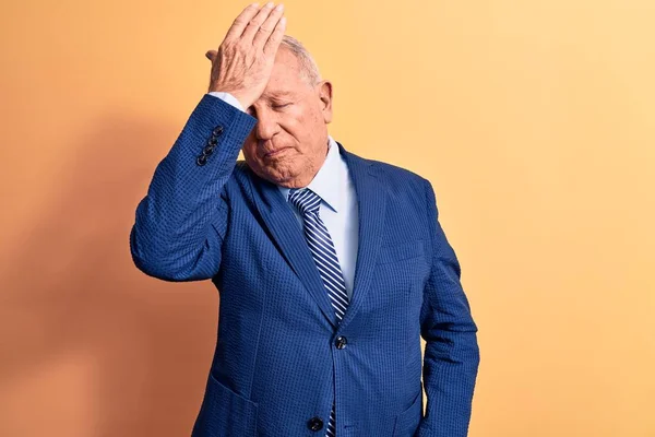 Ältere Gutaussehende Grauhaarige Geschäftsmann Tragen Eleganten Anzug Über Gelbem Hintergrund — Stockfoto