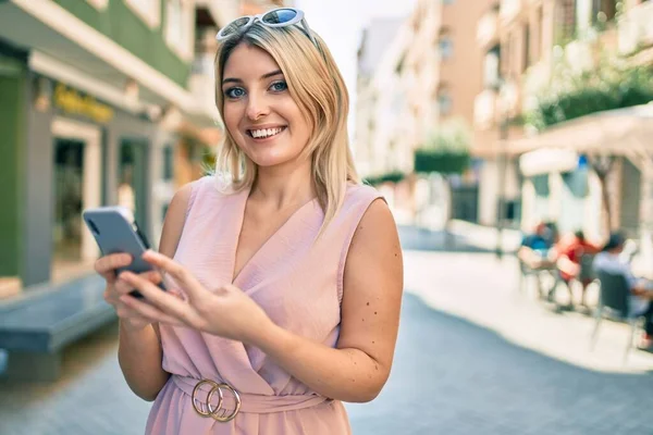 Jovem Loira Sorrindo Feliz Usando Smartphone Cidade — Fotografia de Stock