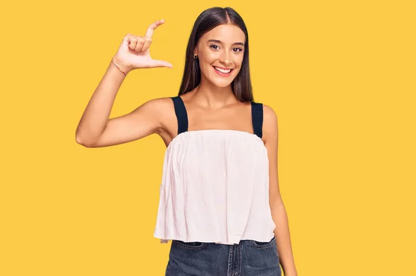 Mujer Hispana Joven Vestida Con Ropa Casual Sonriente Con Gesto —  Fotos de Stock