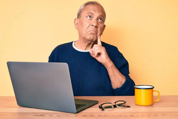 Hombre Guapo Mayor Con Pelo Gris Que Trabaja Oficina Con — Foto de Stock