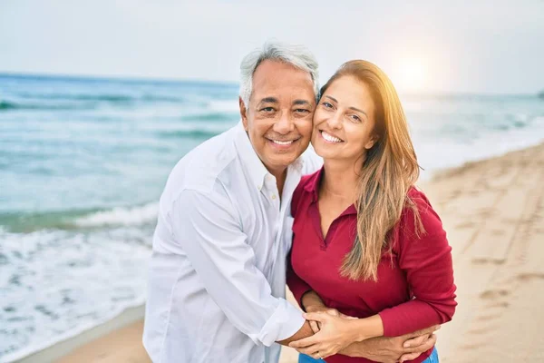 Pareja Hispana Mediana Edad Sonriendo Feliz Abrazándose Caminando Playa — Foto de Stock