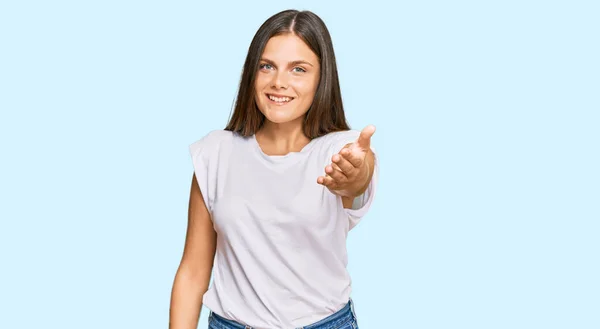 Νεαρή Καυκάσιος Γυναίκα Φορώντας Casual Λευκό Μπλουζάκι Χαμογελώντας Φιλικό Προσφέροντας — Φωτογραφία Αρχείου