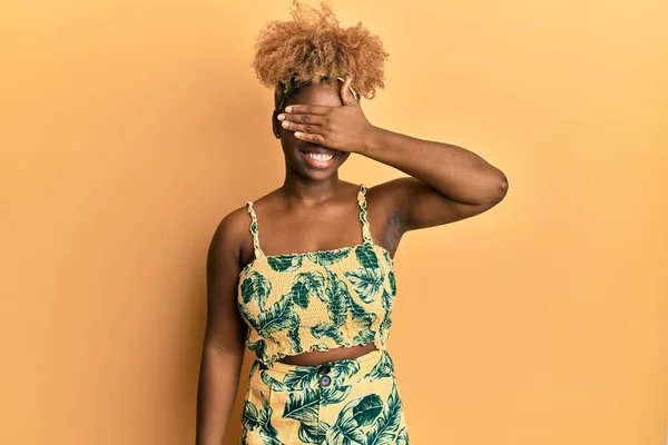 Junge Afrikanerin Mit Afro Haaren Sommerkleid Lächelnd Und Lachend Mit — Stockfoto