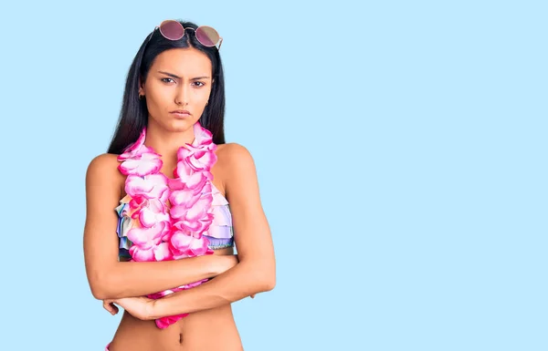 Bikini Giyen Genç Güzel Bir Latin Kız Hawai Zambağı Kuşkucu — Stok fotoğraf