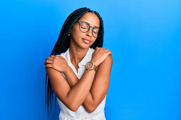 Mulher Hispânica Bonita Vestindo Roupas Casuais Óculos Abraçando Feliz Positivo — Fotografia de Stock