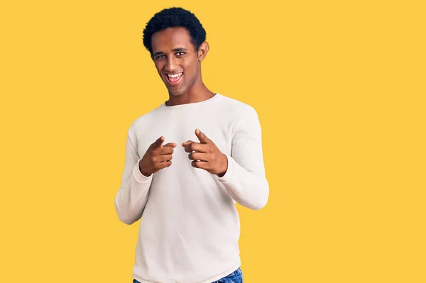 Homem Bonito Africano Vestindo Camisola Inverno Casual Apontando Dedos Para — Fotografia de Stock