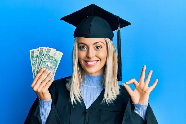 Krásná Blondýnka Sobě Maturitní Čepici Slavnostní Župan Drží Polský Zlotý — Stock fotografie