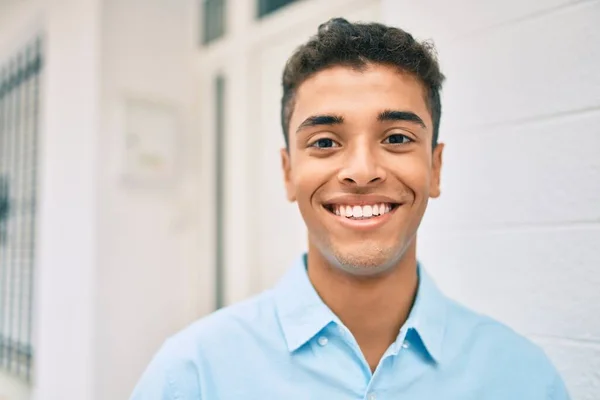 Joven Latino Sonriendo Feliz Caminando Por Ciudad —  Fotos de Stock