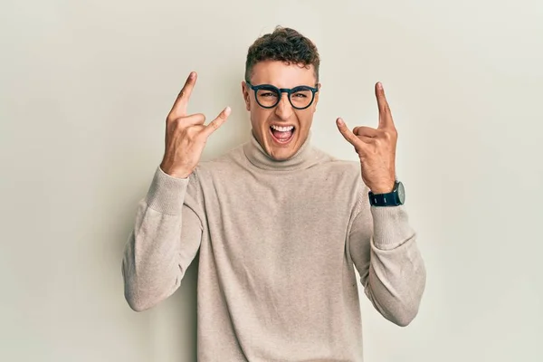 Hispanic Ung Man Bär Casual Turtleneck Tröja Skrika Med Galna — Stockfoto