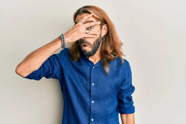 Aantrekkelijke Man Met Lang Haar Baard Casual Kleding Gluren Shock — Stockfoto