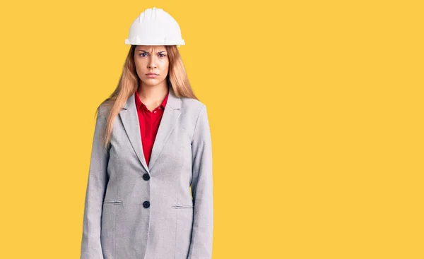 Vacker Ung Kvinna Bär Arkitekt Hardhat Skeptisk Och Nervös Rynka — Stockfoto