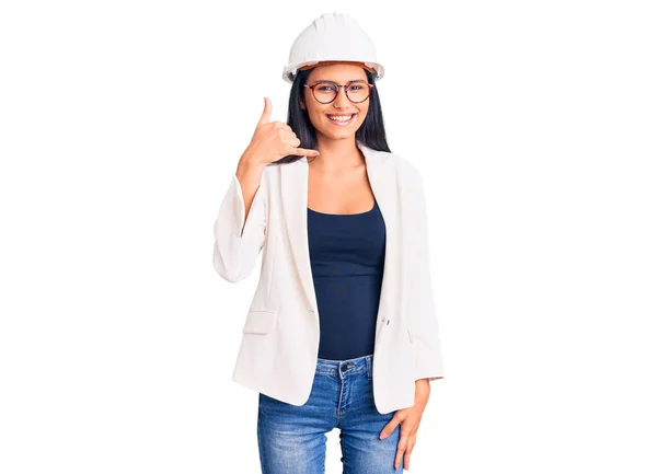 Joven Chica Latina Hermosa Usando Hardhat Arquitecto Gafas Sonriendo Haciendo — Foto de Stock