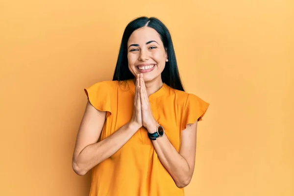 Schöne Junge Frau Lässiger Kleidung Betet Mit Den Händen Zusammen — Stockfoto