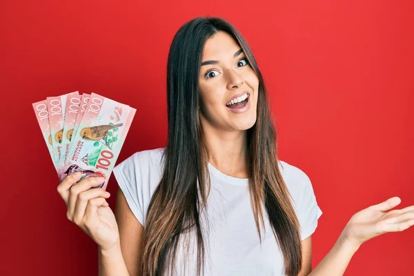 Mujer Morena Joven Sosteniendo 100 Nuevos Billetes Zealand Dólares Celebrando — Foto de Stock