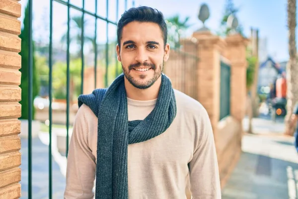 Junger Hispanischer Mann Lächelt Glücklich Mit Schal Durch Die Stadt — Stockfoto