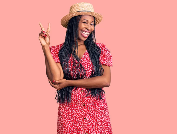 Mladá Afro Americká Žena Letním Klobouku Usmívající Šťastnou Tváří Mrkající — Stock fotografie