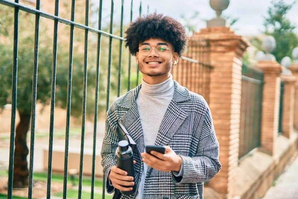Νεαρός Αφροαμερικάνος Επιχειρηματίας Που Χρησιμοποιεί Smartphone Κρατώντας Μπουκάλι Νερό Στην — Φωτογραφία Αρχείου