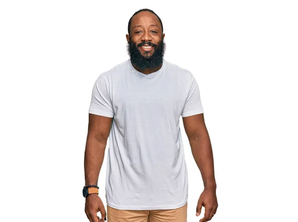 Mladý Afroameričan Neformální Bílé Košili Šťastným Chladným Úsměvem Tváři Šťastný — Stock fotografie
