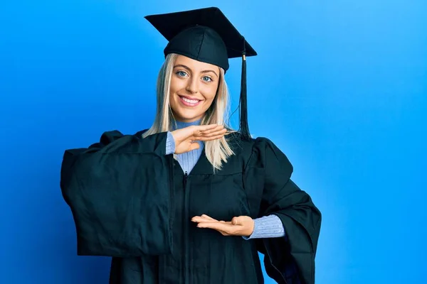 Krásná Blondýnka Maturitní Čepicí Slavnostním Županem Gestikulující Rukama Velkým Velkým — Stock fotografie