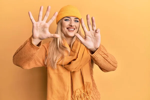 Junge Kaukasische Frau Trägt Wollenen Winterpullover Und Mütze Zeigt Mit — Stockfoto